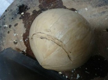 step2: 椰皇洗淨，用刀劈開椰皇底部