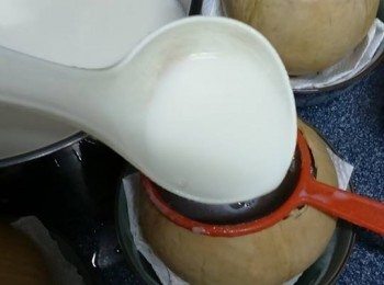 step7: 在每個碗里放入一張廚房紙（防止滑），擺入椰皇殼，將篩放在椰皇殼上，慢慢倒入混合的蛋白汁，將椰皇蓋蓋上