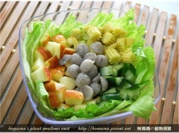 step6: 將剖成1/2圓大小的黑木耳QQ圓與小黃瓜、蘋果丁與玉米筍一起放入碗中。