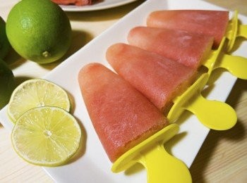 step4: 放進冷凍,等結凍將冰和模具分離後,再擠上一點點萊姆在冰棒表層,就可以享用嘍!