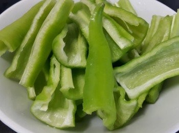 step5: 將辣椒清洗後去籽，切段隔乾水份