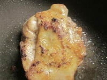 step4: 再回頭煎雞肉:皮先朝下煎到雞油逼出,再翻面蓋鍋蓋煎10分鐘至熟,兩面金黃後盛出備用