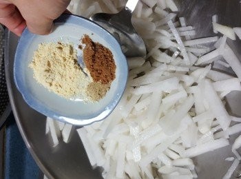 step8: 加入調味料炒勻,蓋上蓋用中慢火煮15分鐘
