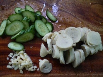 step1: 小黃瓜用鹽略搓出水分後，洗淨切片，麵腸切一口大小，<span class="group_2">調味</span>事先用碗調好備用