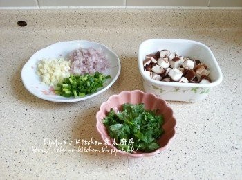 step1: 冬菇浸軟切粒 , 蒜頭 , 乾蔥頭 , 蔥切細粒