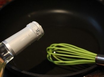 step1: 鍋開火加入雞湯及白酒