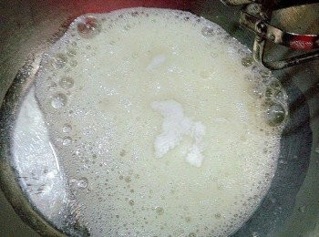 step4: .打到泡起來後加上,加上1/3蛋白用砂糖