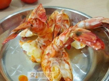 step8: 蝦身煎至六至七成熟先夾起