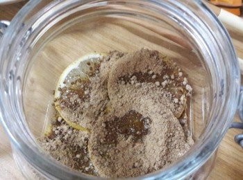 step6: 以此類推把所有材料都放到玻璃瓶中