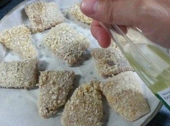 step8: 將魚柳噴上食油(或用油掃印上油)