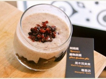 step4: 最後將切成小塊狀的蔓越莓果乾，裝飾在黑木耳米布丁的上層即可。