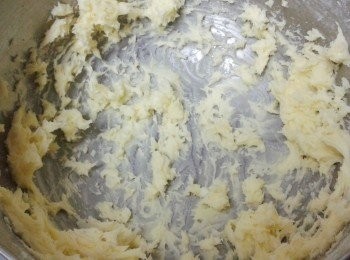 step1: 用打蛋器打發奶牛及糖霜至淡黃色