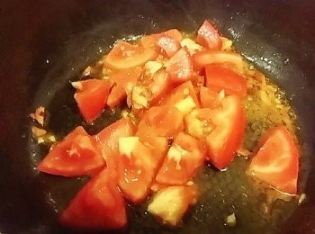 step6: 蕃茄切塊狀及洋蔥丁放入炒香