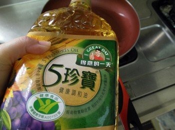 step2: 起鍋倒入一大匙五珍寶調和油