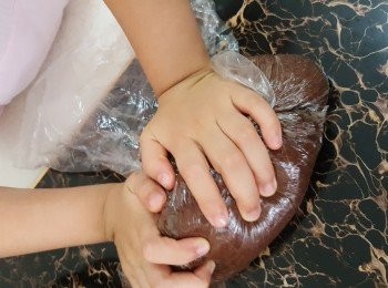 step9: 再搓至入爐朱古力平均分布，此步驟可請小朋友幫手