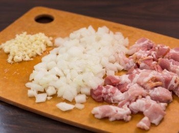 step1: 蒜頭去衣去頭切碎，洋蔥去皮去頭切小粒，煙肉切粗條
（另外先煮滾一鍋水預備煮意粉用）