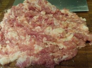 step1: 先將半肥瘦豬肉琢成免冶肉。