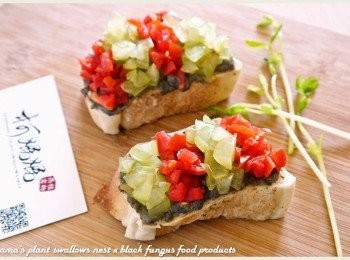 step4: 於法國麵包切片上，按照紅綠層次擺放小番茄與無籽綠葡萄的切丁即可。