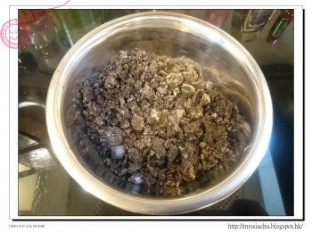 step7: 4塊OREO壓碎。