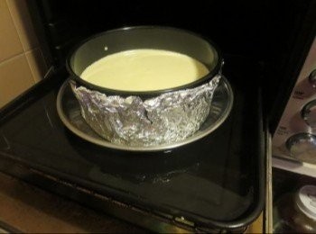 step2: 问题一：活底模怎么包锡纸都进水
将蛋糕模包好锡纸再加一个耐热的碗蝶就可以防入水
轻乳酪蛋糕需要用水浴法来烤，否则容易开裂、表皮干硬。蛋糕一定要完全烤熟，否则内部过于湿软，连切起来都会困难。判断蛋糕是否烤好的方法，用手轻压蛋糕表面，没有流动的感觉了，一般就差不多了。
刚出炉的蛋糕很嫩很软，请冷藏至少4小时以后再食用，口感更佳。