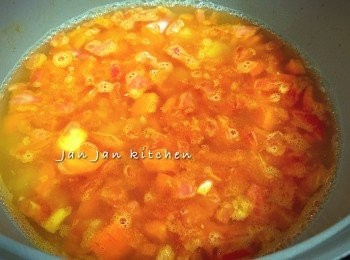 step2: 下1茶匙油爆香蒜蓉，下所有粒粒材料翻炒一會，加入清雞湯及水大火煮滾，收中小火煮大概10分鐘。