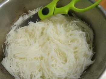 step3: 米粉泡軟剪成入口大小