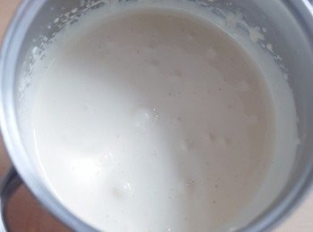 step2: 然後再打發蛋黃及糖，打發至蛋液變淡黃色，份量增加一倍，用蛋液可劃出8字絞（這需約5分鐘）
