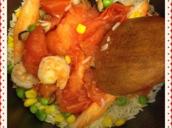 step3: 飯煮好後用飯勺將蕃茄擠壓成蓉，然後攪拌均勻即可。