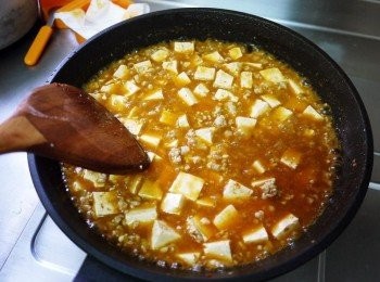 step6: 起鍋前勾薄欠，下蔥花與少許香油提味即可起鍋