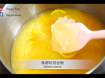 step3: 將鮮橙汁、橙皮和糖用中小火加熱，再放入魚膠粉混合物煮至完全溶化，微滾。