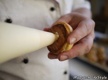 step4: 冷卻後泡芙在底端鑽入小洞，將已調味好甜度的奶油注入。