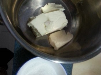 step8: 做B部份-蛋糕體: 
先將忌廉芝士加入46g糖分三次用電動打蛋器打勻至軟身