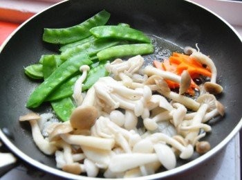 step6: 用無鹽奶油將菇菇、豌豆莢、紅蘿蔔、洋蔥拌炒