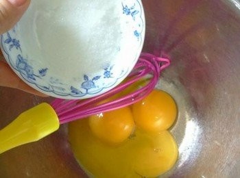 step2: 蛋黄加入細砂糖用[手動]打蛋器拌勻。