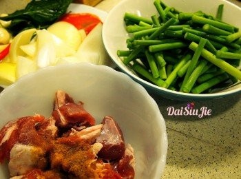 step1: 羊肩肉切成3cm粒狀，用孜然粉略醃。洋蔥切大塊，紅椒斜切，蒜心切5cm段，指天椒切粒。