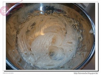 step3: 牛油放室溫回軟, 用電動打蛋器打至軟身。加入一半份量的糖, 打勻。加入一半份量的初搾椰子油, 打勻。加入餘下一半的糖及初搾椰子油, 打至泛白。