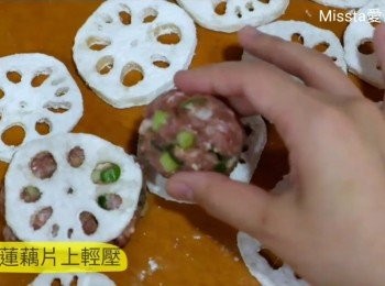 step4: 免治豬肉分成6份，搓成球狀，放在蓮藕片上，再放上另一塊蓮藕輕輕壓實。