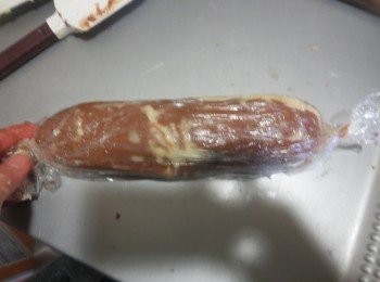 step8: 借助保鲜膜将面团揉成长圆柱，冷冻freezer30分钟