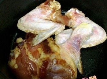 step2: 凍鍋落雞, 煎至雞肉表面金黃色