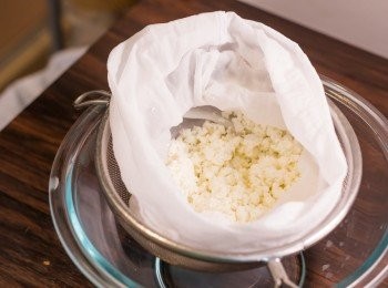 step8: 把袋子打開，下鹽拌勻，之後將結塊堆成一團，包好，再於上面用重物壓著約 30 – 50 分鐘至成形