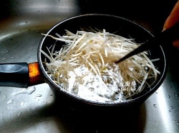 step1: 銀芽放入煲內 , 加水蓋過面用中火煮滾