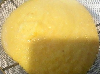 step5: 用攪拌機或類似家電將湯打成蓉，倒入筲箕用匙羹輕輕打圈隔渣，如要完全幼滑可隔兩次渣