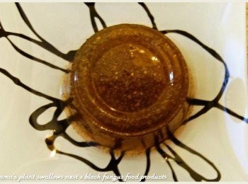 step2: 取一碗盤，將黑木耳健康凍自包裝盒中，倒扣在碗盤上。