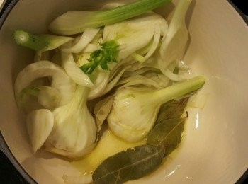 step2: 落橄欖油，爆香bay leaf和茴香