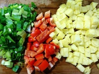 step3: 鳳梨切丁、紅甜椒洗淨切丁、洋葱切丁、青葱洗淨切成葱花備用。