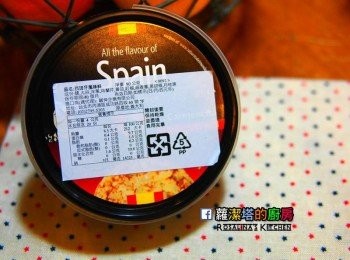 step8: 8.加入2-3匙的西班牙香料粉。