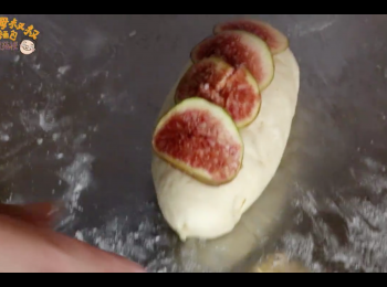 step11: 放上切片之無花果片，並送入烤箱以上下火190度，烘烤15分鐘