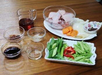 step1: 先準備好所需材料，
並將食材清洗後處理成適當大小，如照