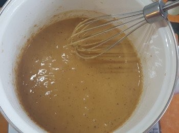 step3: 逐少將水份加入<span class="group_1">材料</span>中，拌勻至所有糖溶解(約4-5分鐘)。