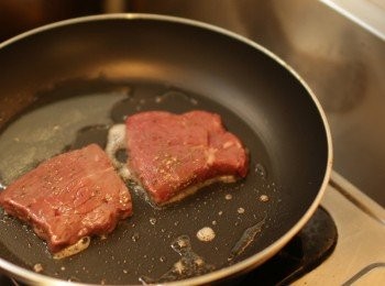 step2: 用玄米油將牛排間過，大約2分鐘翻面